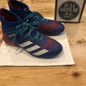 EUC boys Adidas Predator soccer cleats/shoes size 6.5